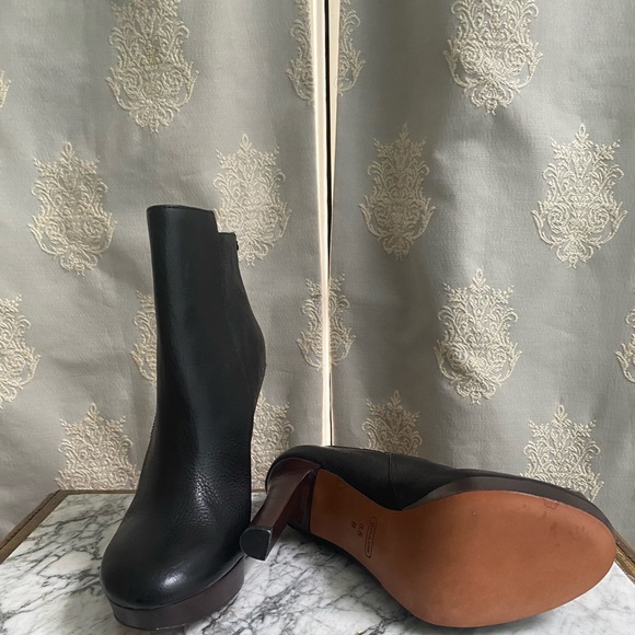 Coach Black Leather Ankle Boots. Like New/Never Worn/Excellent Condition. 8.5 - Picture 7 of 16